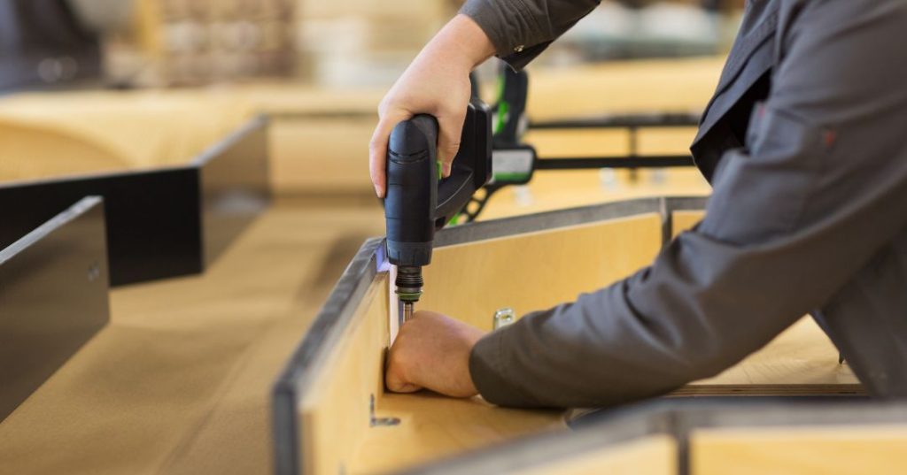 Como Montar Guarda-Roupa em Carapicuíba: 5 Passos e Dicas capa montador de moveis em Carapicuíba